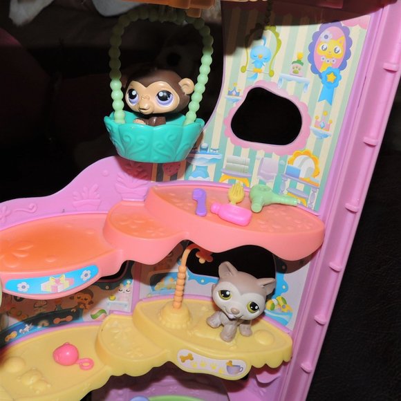Littlest Pet Shop Round & Round Pet Town - Picture 8 of 9